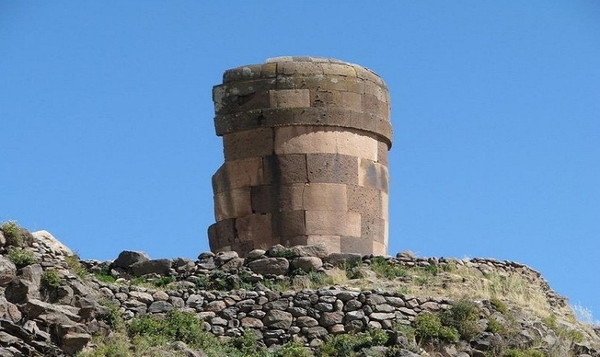 Picture 4 of An odd ancient tower tomb population in Peru