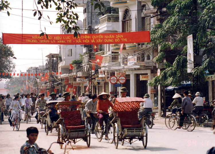 Picture 1 of Ancient streets of Hanoi in the 90s in pictures of Japanese Ambassador