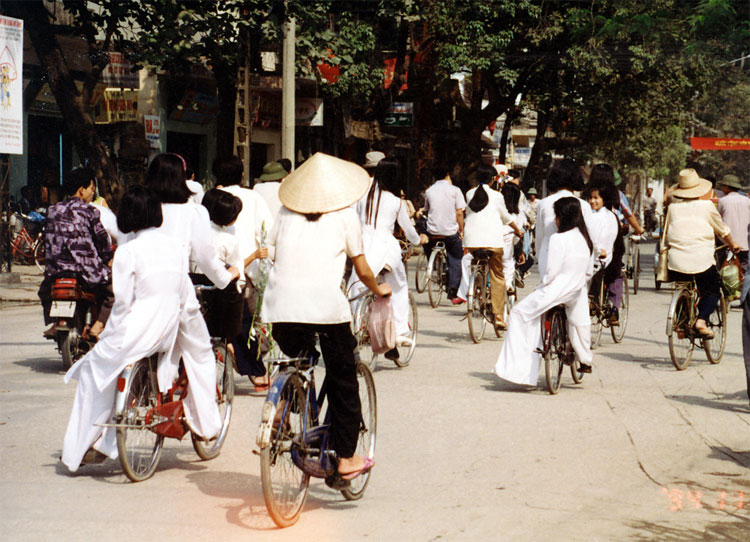 Picture 2 of Ancient streets of Hanoi in the 90s in pictures of Japanese Ambassador