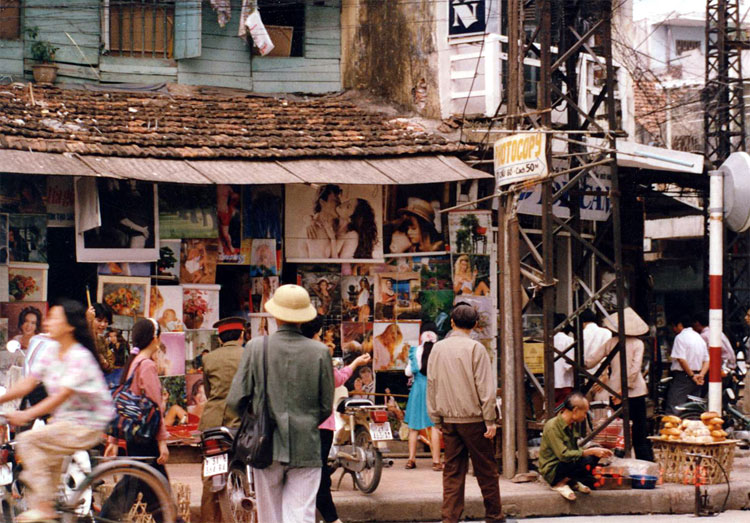 Picture 3 of Ancient streets of Hanoi in the 90s in pictures of Japanese Ambassador