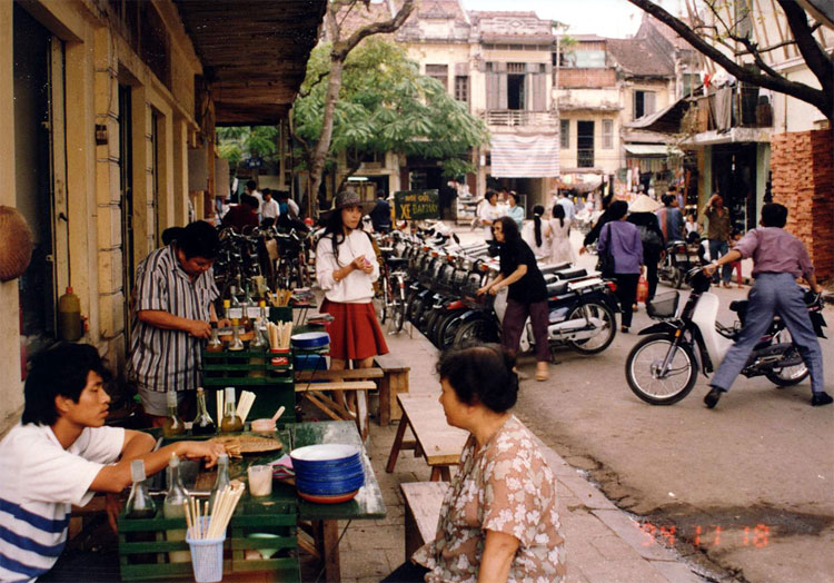 Picture 4 of Ancient streets of Hanoi in the 90s in pictures of Japanese Ambassador
