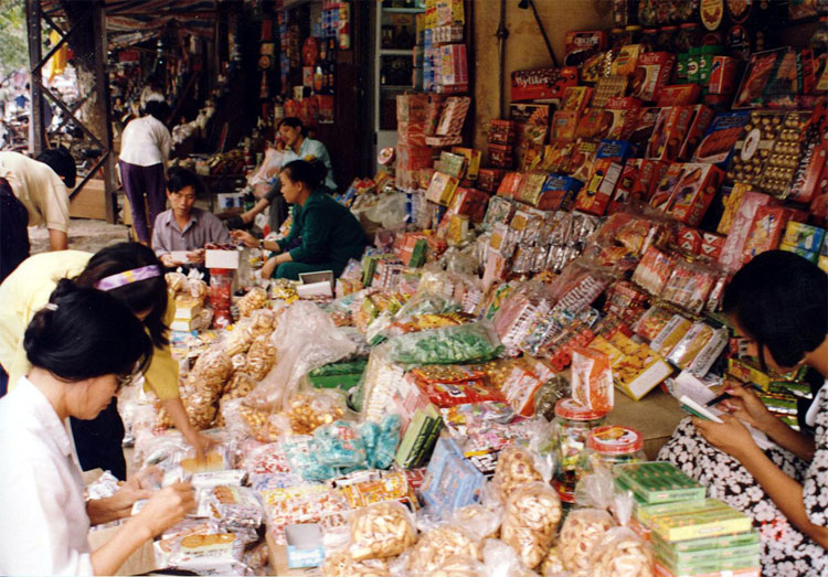 Picture 5 of Ancient streets of Hanoi in the 90s in pictures of Japanese Ambassador