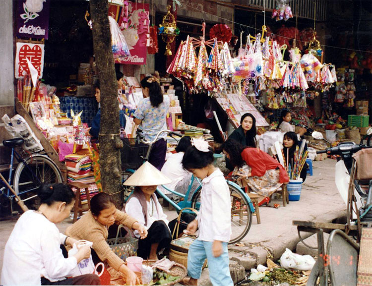 Picture 6 of Ancient streets of Hanoi in the 90s in pictures of Japanese Ambassador