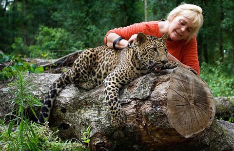 Picture 9 of Animals make friends with people