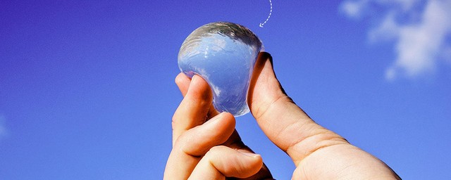 Picture 2 of Anti-garbage with shells 'bottles' of edible water