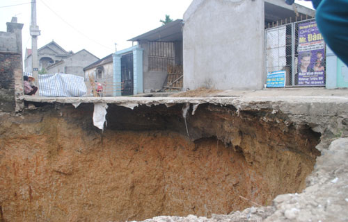 Picture 3 of Appeared more death hole near the old crater in Thanh Hoa