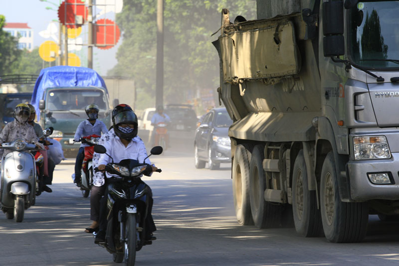 Picture 1 of Artificial rain reduces dust on the street