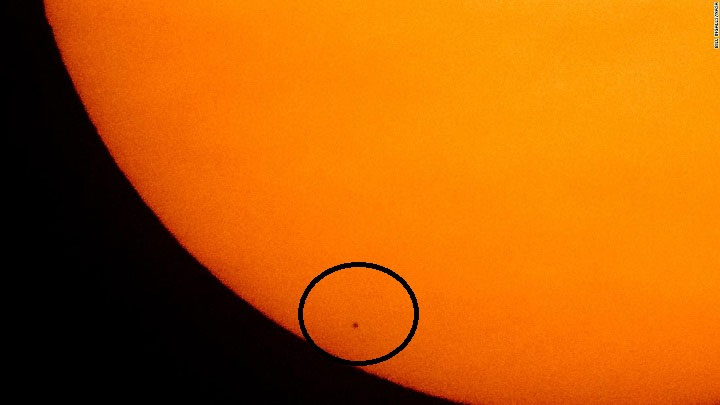 Picture 1 of Astonishing image: Mercury passes between the Earth and the Sun