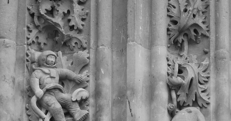 Picture 3 of Astronaut sculpture in the church since the 12th century - proof of piercing?