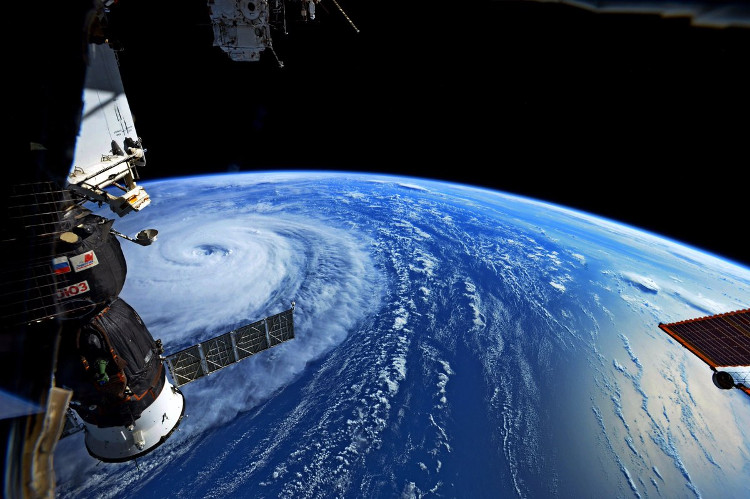 Picture 1 of Astronaut shooting super typhoon sweeping the Pacific Ocean