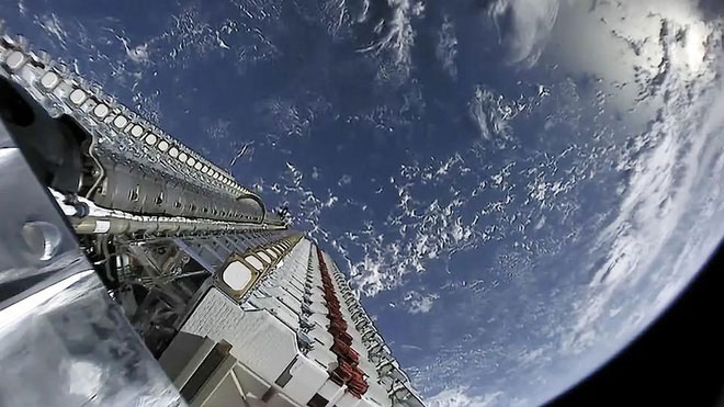 Picture 3 of Astronomers worry: SpaceX's satellite array can ruin the night sky