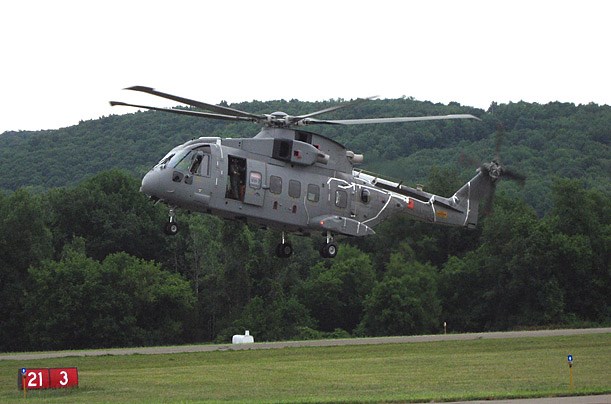 Picture 6 of Attendance of 10 samples' extremely expensive 'iron bird' of America