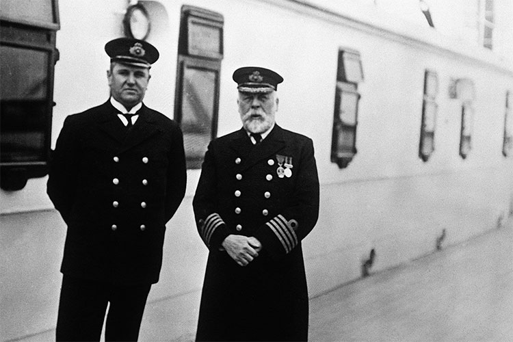 Picture 1 of Auction of a mirror that can hold the ghost of the Titanic captain