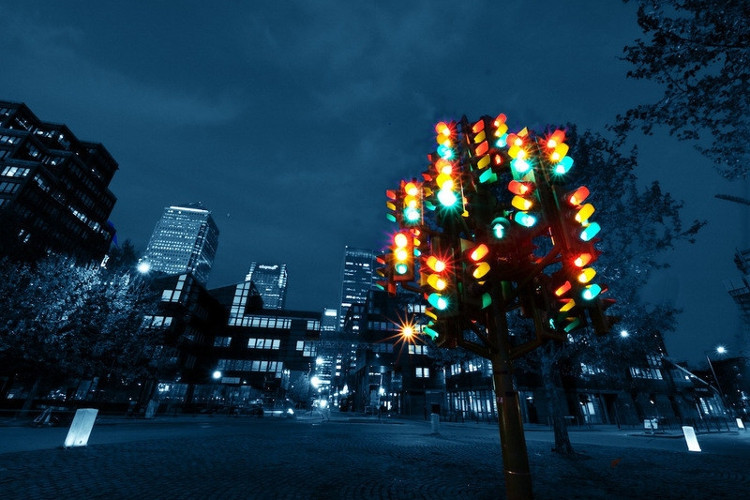 Picture 9 of August 5: The 102th birthday of traffic lights and the
