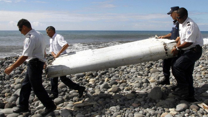 Picture 1 of Australia confirmed the fragment in Mozambique is by MH370