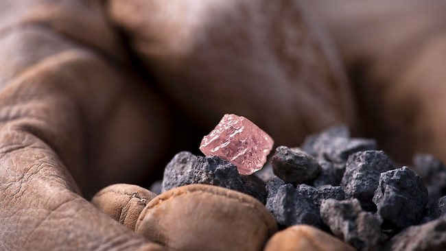Picture 1 of Australia: Excavating giant pink diamonds