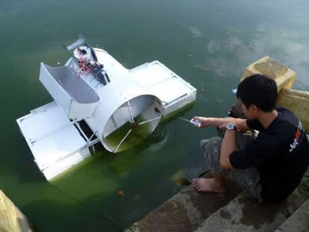 Picture 1 of Automatic machine picks up garbage on the water