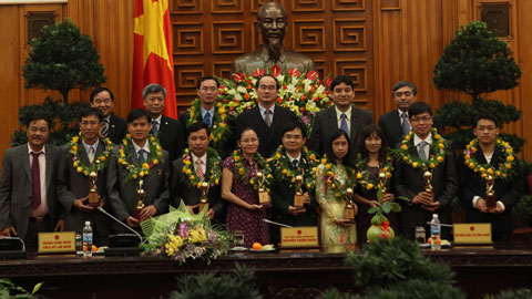 Picture 1 of Awarding the 'Golden Globe' award for good science youth