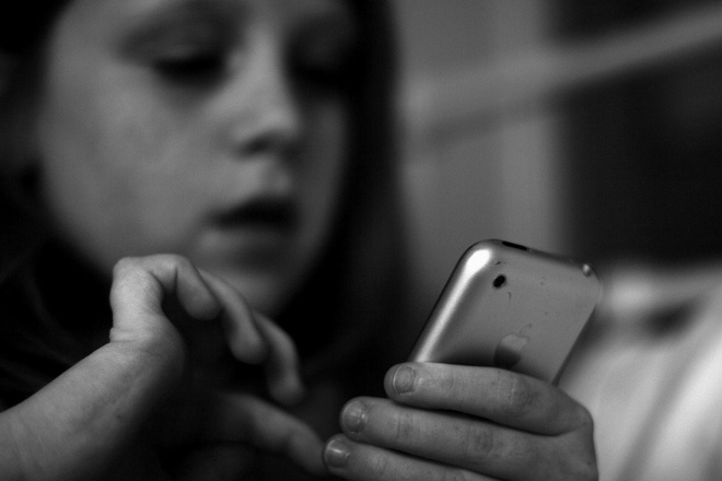 Picture 3 of Based on user fingers, this algorithm knows whether children or adults are using smartphones