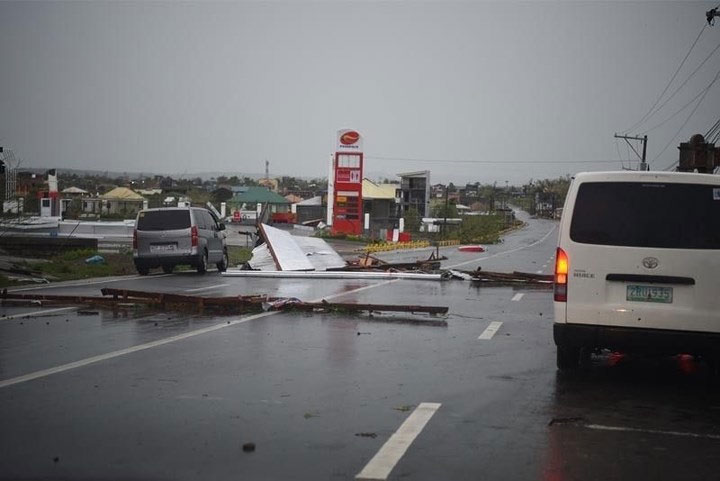 Picture 11 of Beam of images: Super typhoon Mangkhut with winds of 270km / h sweeps the Philippines