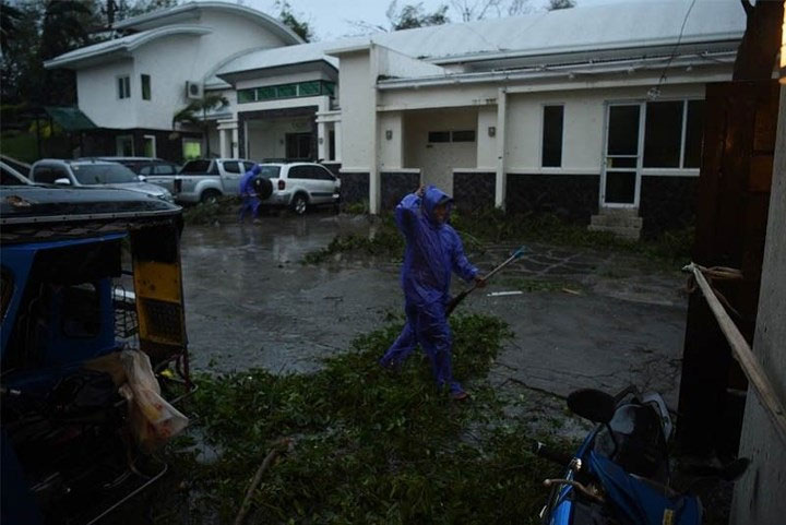 Picture 13 of Beam of images: Super typhoon Mangkhut with winds of 270km / h sweeps the Philippines