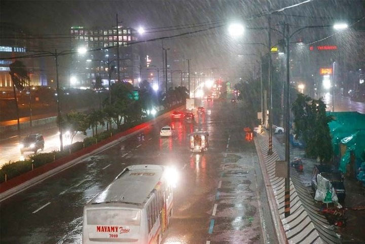 Picture 9 of Beam of images: Super typhoon Mangkhut with winds of 270km / h sweeps the Philippines