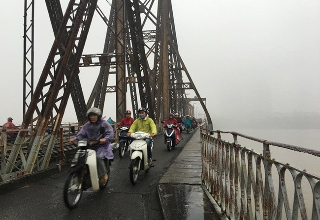 Picture 9 of Beams: Near noon, Hanoi fades in a dense fog