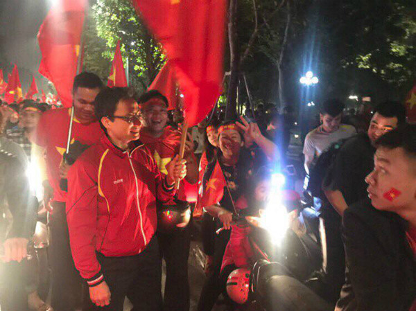 Picture 10 of Beams of images all over the country celebrate the U23 road in Vietnam to the final of Asia U23
