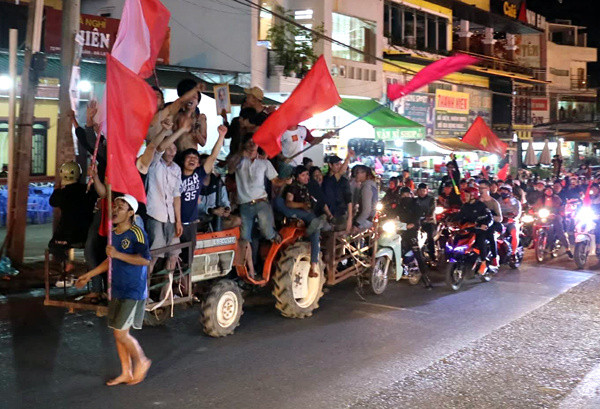 Picture 16 of Beams of images all over the country celebrate the U23 road in Vietnam to the final of Asia U23