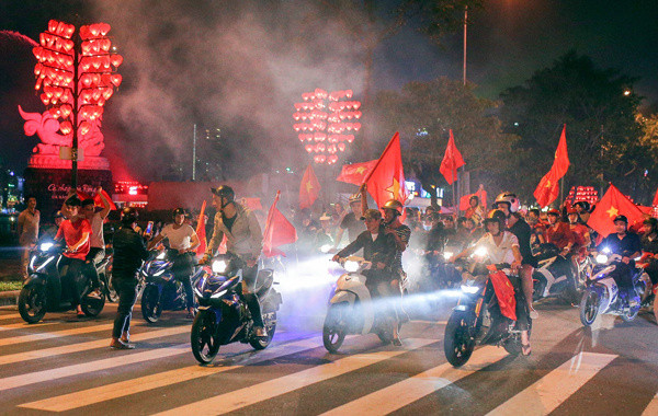 Picture 25 of Beams of images all over the country celebrate the U23 road in Vietnam to the final of Asia U23
