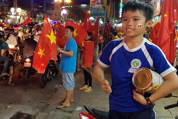 Picture 32 of Beams of images all over the country celebrate the U23 road in Vietnam to the final of Asia U23
