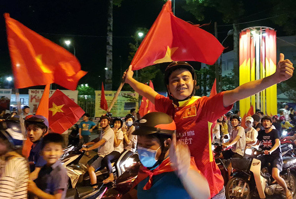 Picture 33 of Beams of images all over the country celebrate the U23 road in Vietnam to the final of Asia U23