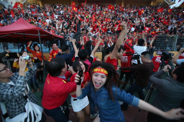 Picture 34 of Beams of images all over the country celebrate the U23 road in Vietnam to the final of Asia U23
