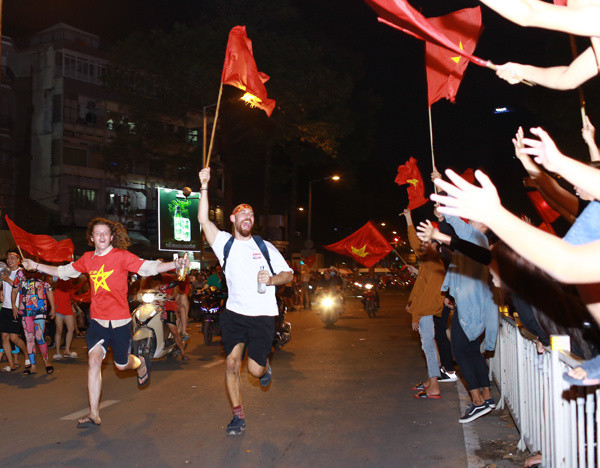 Picture 8 of Beams of images all over the country celebrate the U23 road in Vietnam to the final of Asia U23