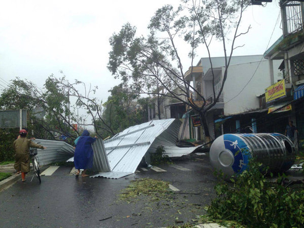 Picture 7 of Beams of photos: Storm No. 12 sweeps, Khanh Hoa has been deserted and never seen after more than 20 years