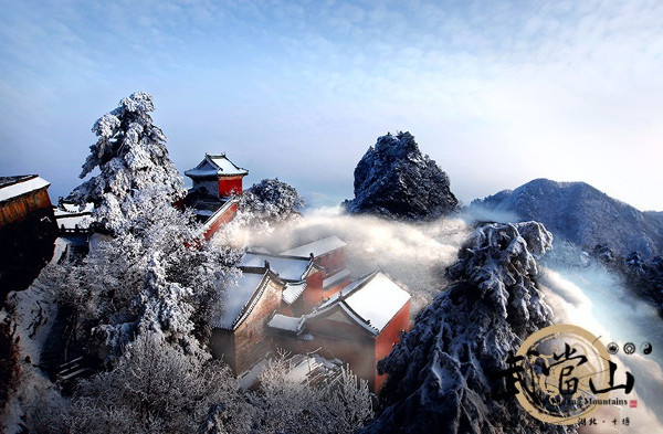 Picture 1 of Beams of snow falling early, white covering Vo Dang mountain