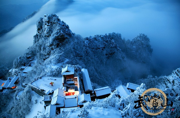 Picture 2 of Beams of snow falling early, white covering Vo Dang mountain