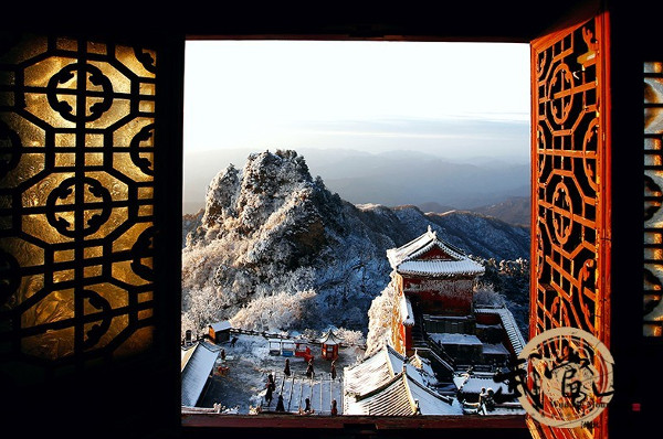 Picture 3 of Beams of snow falling early, white covering Vo Dang mountain