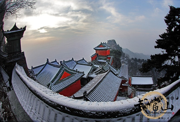 Picture 6 of Beams of snow falling early, white covering Vo Dang mountain