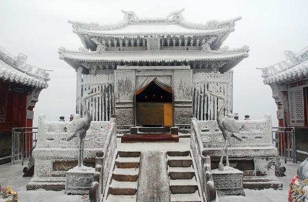 Picture 7 of Beams of snow falling early, white covering Vo Dang mountain
