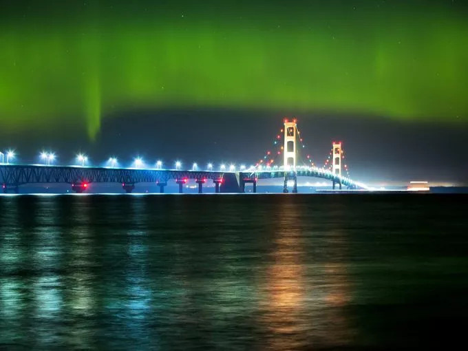 Picture 1 of Beautiful aurora covers the famous Mackinac Bridge
