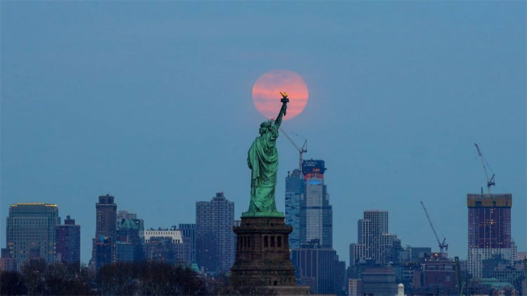 Picture 13 of Beautiful ghostly image of the last super moon in 2019