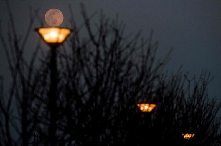 Picture 5 of Beautiful ghostly image of the last super moon in 2019