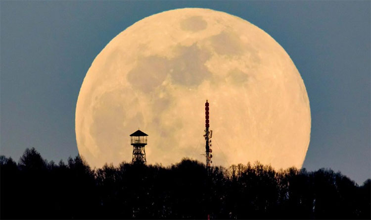 Picture 6 of Beautiful ghostly image of the last super moon in 2019
