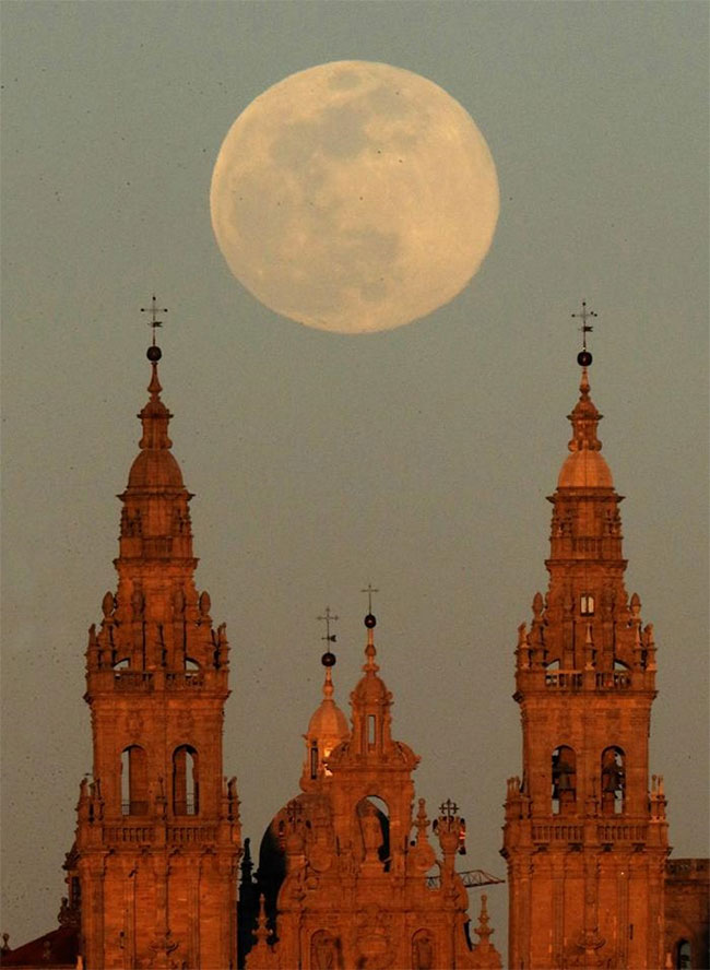 Picture 7 of Beautiful ghostly image of the last super moon in 2019