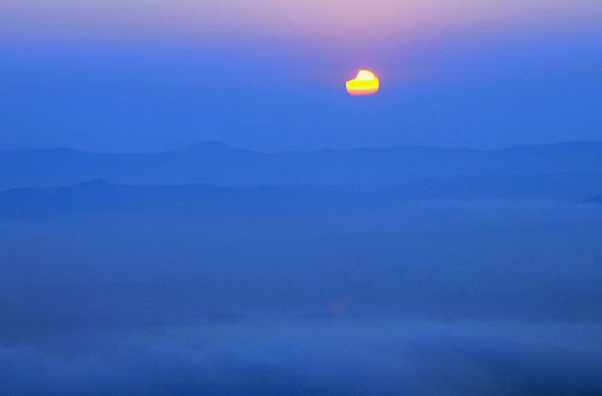 Picture 4 of Beautiful photo of eclipse phenomenon at dawn 2/6