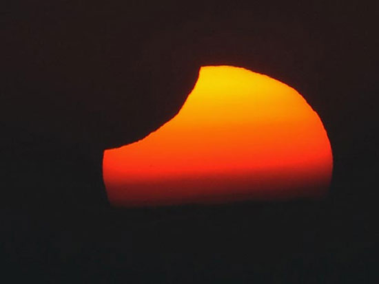 Picture 5 of Beautiful photo of eclipse phenomenon at dawn 2/6