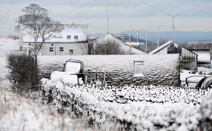 Picture 4 of Big storm attacked Scotland, wind turbines caught fire