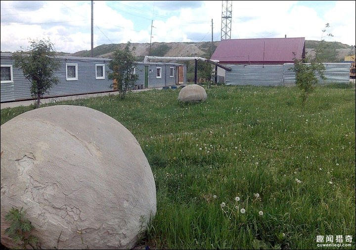 Picture 7 of Blocks of Jurassic pearls change color when it rains in Siberia