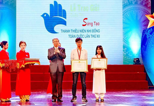 Picture 2 of Braille printer of two Da Nang students reaching out to the world